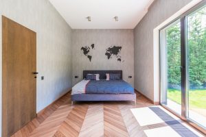 Porta de vidro ou madeira para quarto