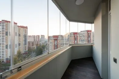 Cortina de vidro retrátil ou fixa